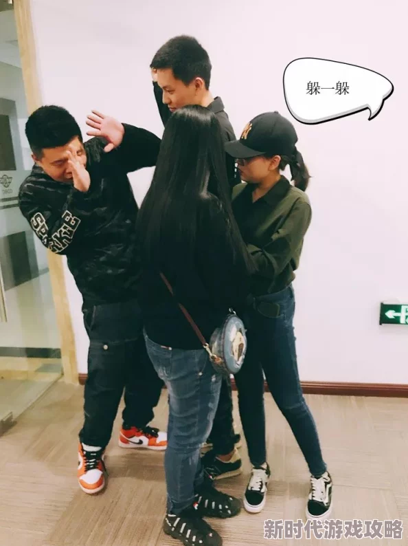 男生扒男生内裤摸蛋故事：近日网络上流传一则引发热议的事件，涉及校园生活与性别认同的复杂话题
