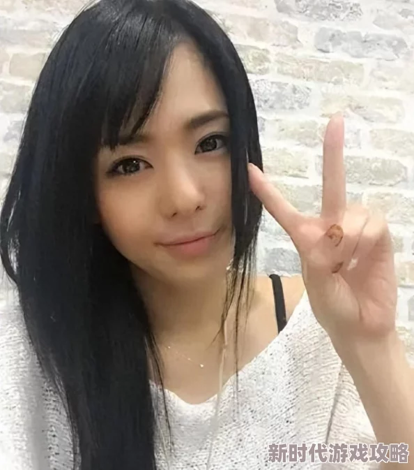苍井空人体艺术照引发热议，粉丝狂欢争相分享，网络瞬间被点燃！