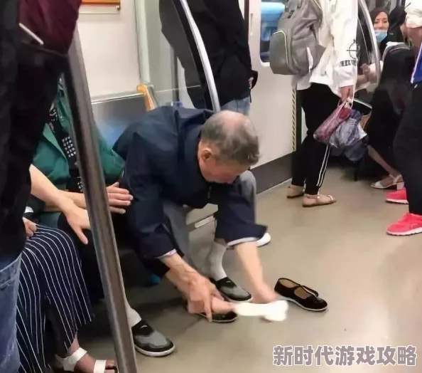 情侣摸抱揉捏吃奶的视频引发热议，网友纷纷讨论其背后的情感表达与社会影响，相关话题持续升温