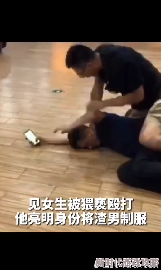 情侣摸抱揉捏吃奶的视频引发热议，网友纷纷讨论其背后的情感表达与社会影响，相关话题持续升温