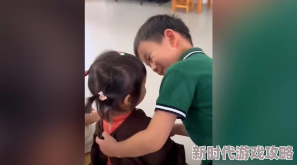 情侣摸抱揉捏吃奶的视频引发热议，网友纷纷讨论其背后的情感表达与社会影响，相关话题持续升温