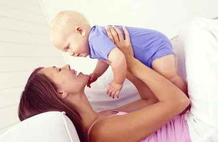 母乳的诱惑小说：揭开隐藏在亲密关系背后的秘密，挑战传统观念，引发社会热议！