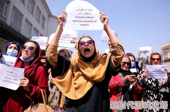 美女脱了内裤露出尿囗出水，许多网友对此表示震惊，有人认为这是对女性的不尊重，也有人觉得是艺术表现