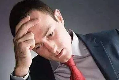 男人吮乳吃奶：许多人对此表示惊讶，认为这是一种不寻常的行为，但也有人认为这是个人选择和性别角色的挑战