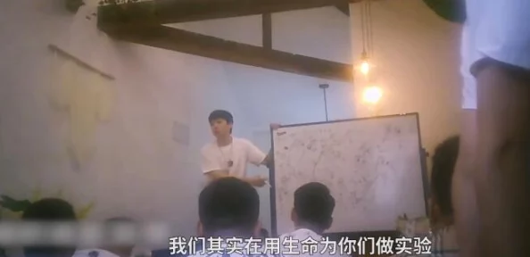老太婆BBwwBBww偷窥：近日，网络上流传一段视频，引发网友热议，讨论其背后的故事与社会现象