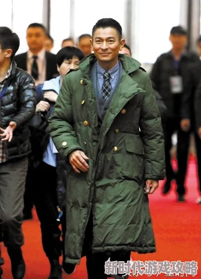 军人掀起衣服含着奶头h男男视频，这种内容真是让人感到不适，应该加强监管