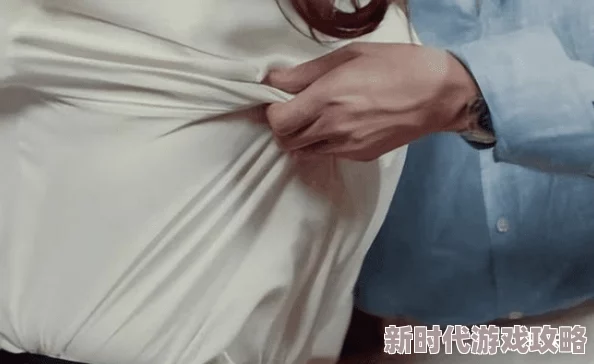 撕开她的胸罩狂捏她的胸，这种行为真是太过分了，应该受到谴责！
