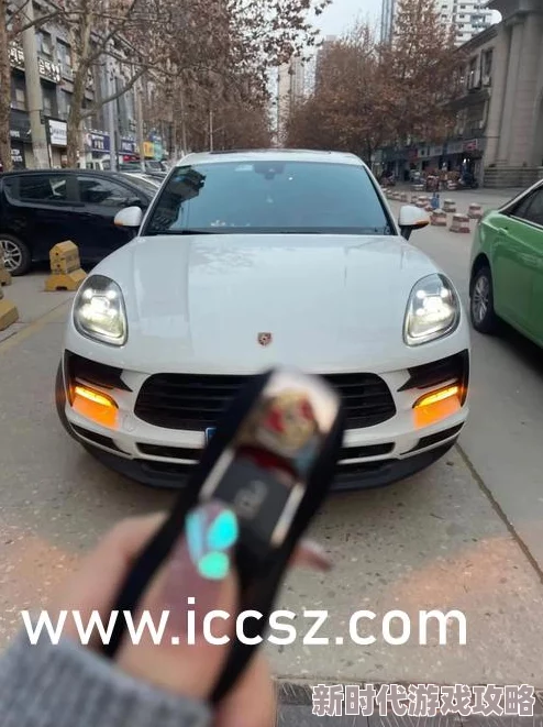 三个美女胸露出来互摸，网友纷纷表示这样的行为过于大胆，有些人认为这是艺术表现，而另一些人则觉得不妥