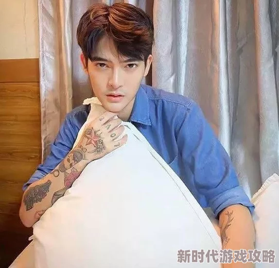 男男羞耻play最新进展消息：近日该话题在社交媒体上引发热议，多位知名博主分享了相关体验与看法，吸引大量关注