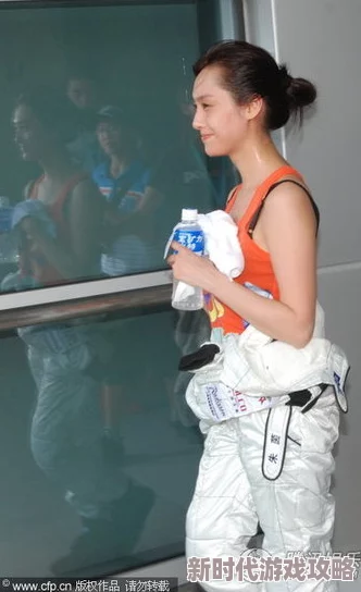 美女脱个精光露出小照片专撬墙脚