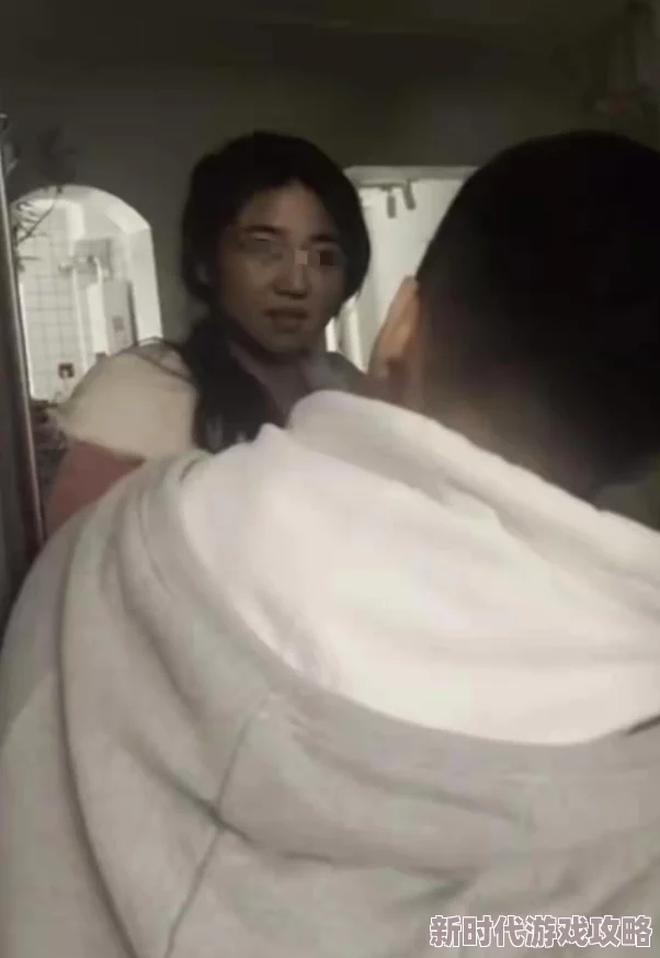 女生被舔底下视频脑男