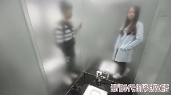 凸偷窥中国女性厕所撤尿指的是在公共场合的女性厕所内安装摄像头进行偷窥的行为