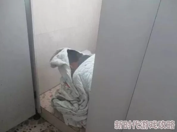 凸偷窥中国女性厕所撤尿指的是在公共场合的女性厕所内安装摄像头进行偷窥的行为