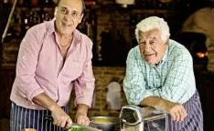 骚年和老大爷互吃这是一场跨越年龄的美食交流与文化碰撞