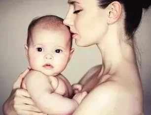 白鹿喂孩子喝母乳这是一种自然而温馨的育儿方式,体现了母性的伟大与无私的爱 白鹿喂孩子喝母乳这是一种自然而温馨的育儿方式,体现了母性的伟大与无私的爱