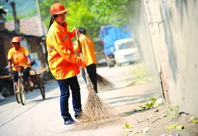 女大学生管家成网红每天打扫宿舍被赞“最美清洁工”