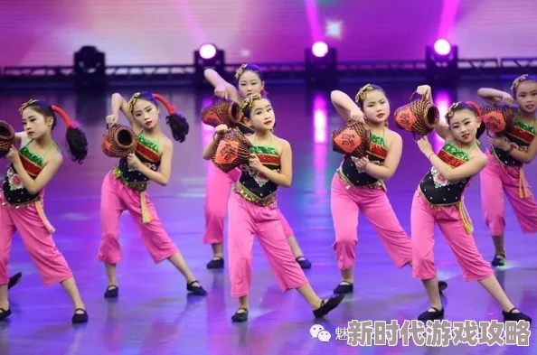 美女同桌把我夹得好爽动最近她参加了学校的舞蹈比赛获得了第一名