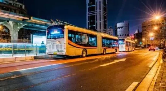 公交车上破两个六年级以暴制暴,倡导和平理性解决问题,共建和谐社会 公交车上破两个六年级以暴制暴,倡导和平理性解决问题,共建和谐社会