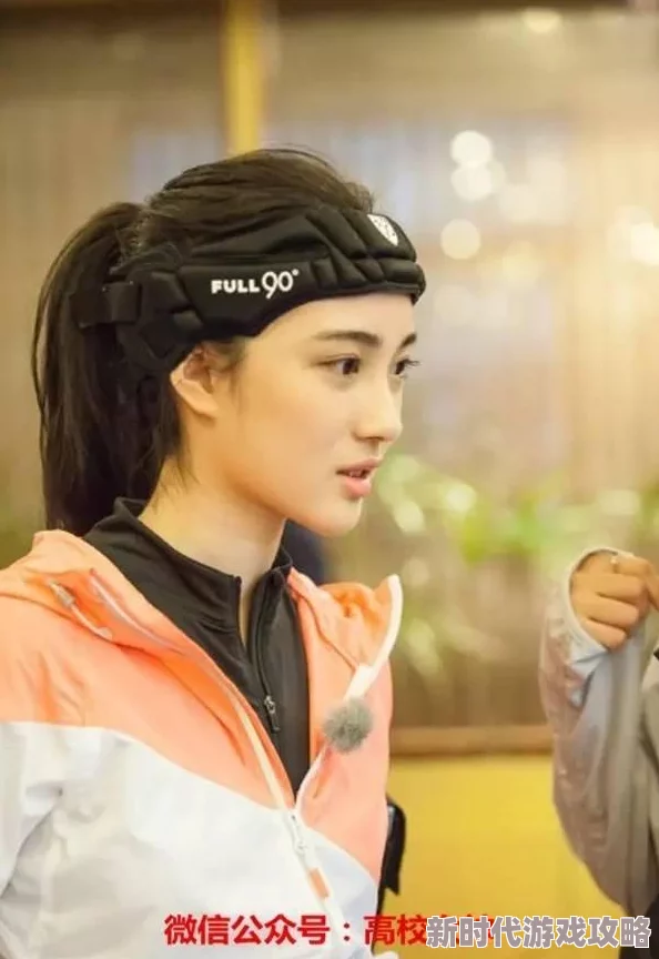 舞蹈系校花无力呻吟在练功房拉筋时不慎扭伤脚踝