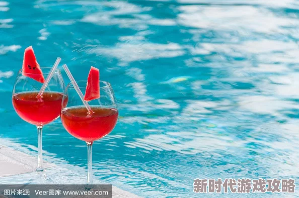 红酒杯装不下了1v2三人转战泳池继续狂欢