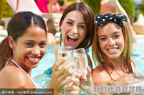 红酒杯装不下了1v2三人转战泳池继续狂欢