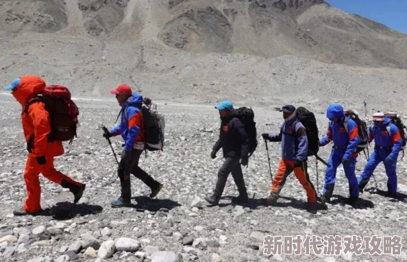 扶着岳从后面挺进山路崎岖两人互相搀扶终于登顶欣赏壮丽景色