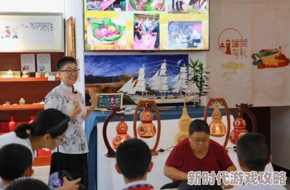 曰本老女人近日一位老奶奶在社区活动中展示了她的手工艺品，吸引了众多年轻人的关注与赞赏