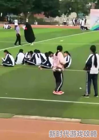 啊校长你慢点啊好大啊学校运动会百米冲刺校长意外摔倒引学生爆笑
