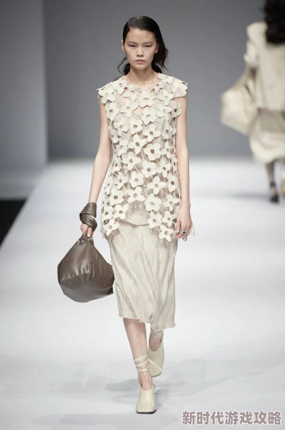 一本伊人最新推出的春季系列服装灵感来自自然元素,展现出清新与优雅的完美结合 一本伊人最新推出的春季系列服装灵感来自自然元素,展现出清新与优雅的完美结合