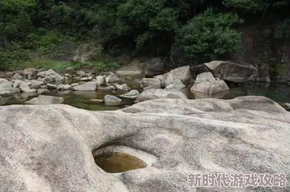 岳的下面好由地质学家考察发现奇特岩石构造或为远古时代遗迹