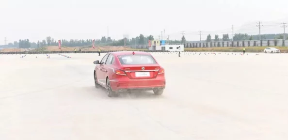 日日操天天射学习驾驶技能已初步掌握油门刹车和方向盘 日日操天天射学习驾驶技能已初步掌握油门刹车和方向盘