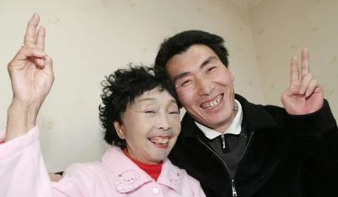 小伙子和老太婆作爱警方介入调查双方均称自愿