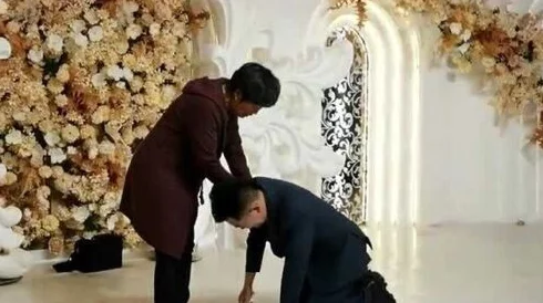 人艹人曝光身份后，白眼狼儿子跪求原谅让我们珍惜亲情与宽容，共同成长与改变