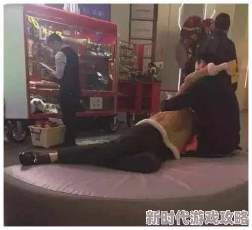 男插男酒吧厕所上演活春宫劲爆视频疯传网络尺度惊人