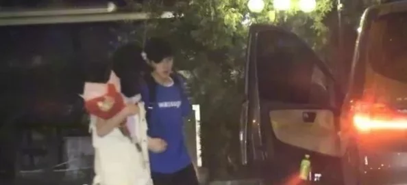 震惊!当红小花深夜酒店密会神秘男子嗯啊啊好爽疑似新恋情曝光 震惊!当红小花深夜酒店密会神秘男子嗯啊啊好爽疑似新恋情曝光