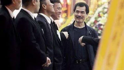 老女人逼小区居民透露她年轻时曾是选美冠军如今却深居简出很少与人来往 老女人逼小区居民透露她年轻时曾是选美冠军如今却深居简出很少与人来往