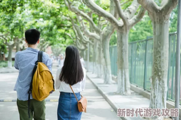 丫头你被算计了听说隔壁班的李明偷偷把情书塞你书包里结果被你同桌发现了现在全校都知道了