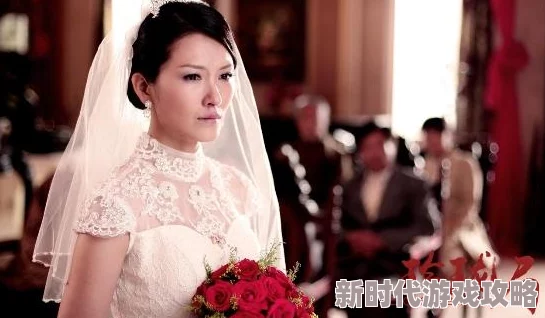 女警被绑被迫穿白丝女仆装听说幕后黑手竟是其暗恋已久的青梅竹马为博取芳心