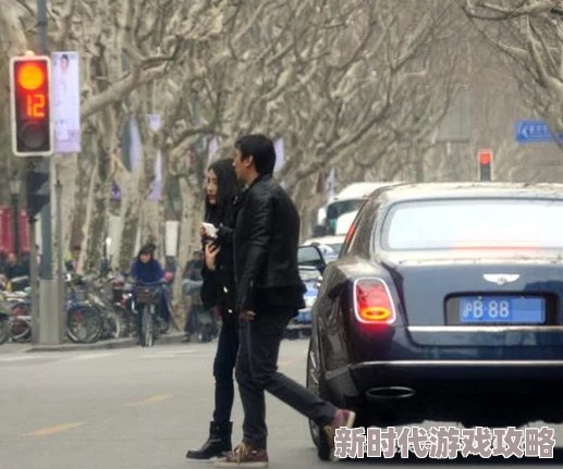 色麒麟疑似与神秘富婆深夜密会豪车接送举止亲昵 色麒麟疑似与神秘富婆深夜密会豪车接送举止亲昵