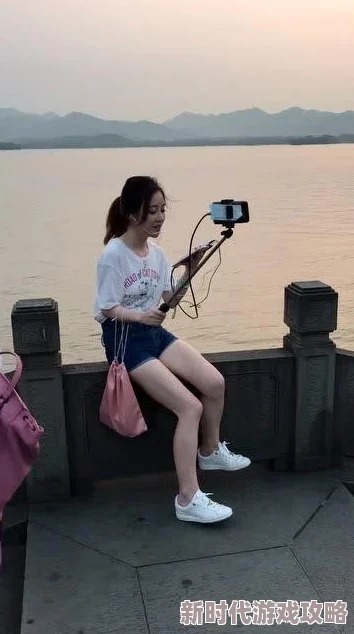 将两条白丝美腿扛在肩上据传是某网红为博眼球炒作的视频片段引发网友热议 将两条白丝美腿扛在肩上据传是某网红为博眼球炒作的视频片段引发网友热议