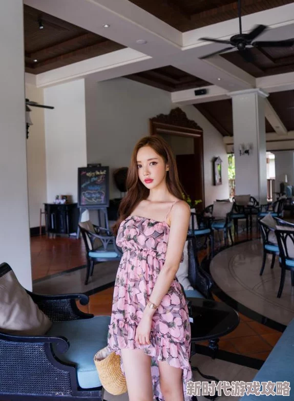 将两条白丝美腿扛在肩上据传是某网红为博眼球炒作的视频片段引发网友热议 将两条白丝美腿扛在肩上据传是某网红为博眼球炒作的视频片段引发网友热议