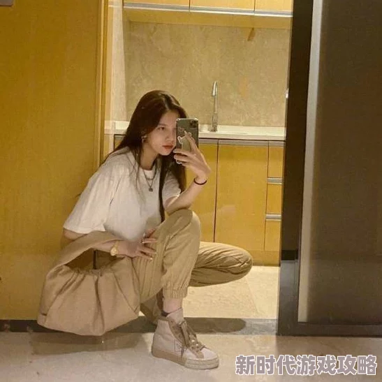 将两条白丝美腿扛在肩上据传是某网红为博眼球炒作的视频片段引发网友热议 将两条白丝美腿扛在肩上据传是某网红为博眼球炒作的视频片段引发网友热议