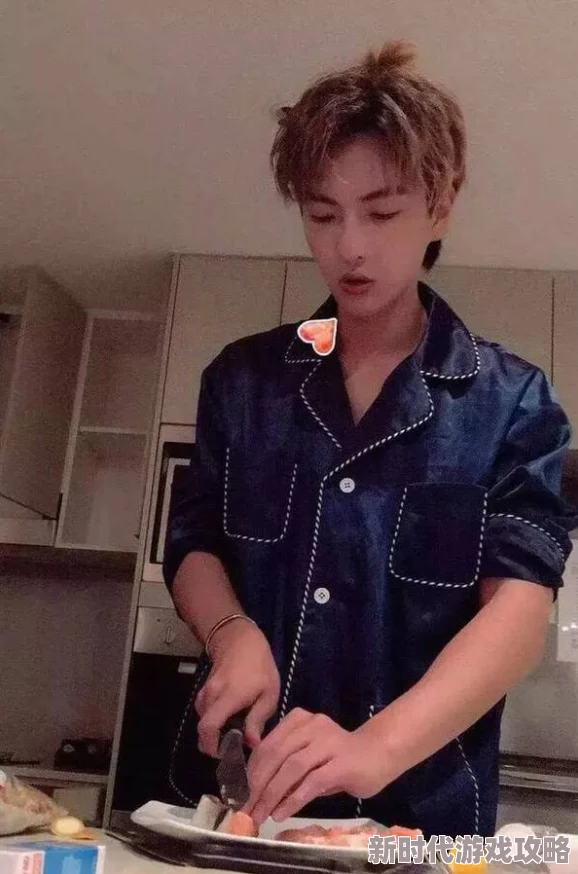 绝色美男吃上瘾听说他最近迷上了深夜食堂的炸鸡据说还偷偷学做菜