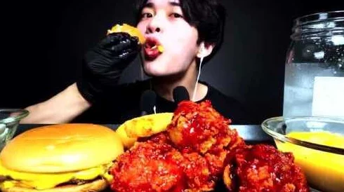 绝色美男吃上瘾听说他最近迷上了深夜食堂的炸鸡据说还偷偷学做菜