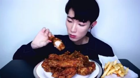 绝色美男吃上瘾听说他最近迷上了深夜食堂的炸鸡据说还偷偷学做菜