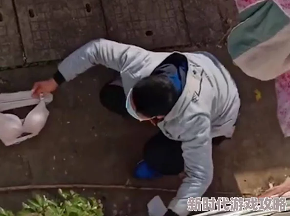 美女扒开胸罩给男生摸视频曝光涉嫌传播淫秽色情内容警方已介入调查