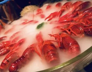 把冰块一块一块的放进py听说某顶流小鲜肉拍戏时也这样消暑引得女演员频频侧目