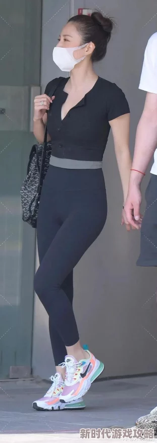 雪白肥臀用力的上下耸动曝光者：匿名网友地点：未知时间：2023年