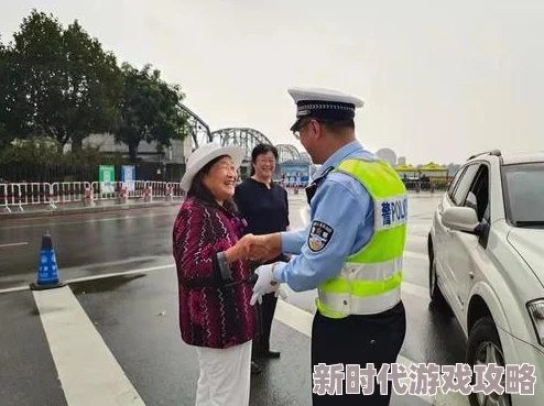 丹东综合图听说鸭绿江断桥边上的小贩最近生意火爆各种纪念品卖得飞快