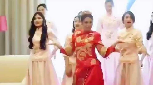 新婚夜娇妻被多人调教听说伴郎团玩得太嗨新娘不堪重负第二天就回了娘家